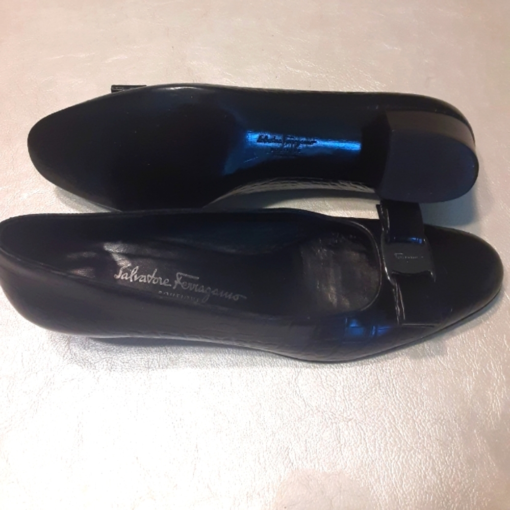 Salvatore Ferragamo New black Alligator chunky pumps with bows worn once slim